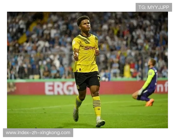 多特阿德耶米反击如闪电推射干净利落,横扫对手犹如疾风掠过